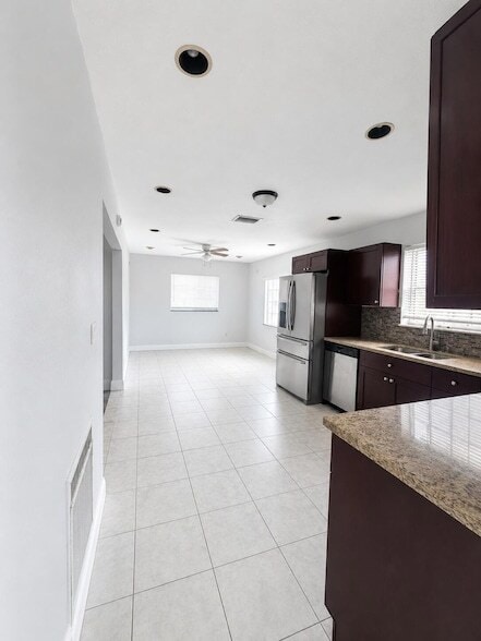 Photo - 21441 Crozier Ave