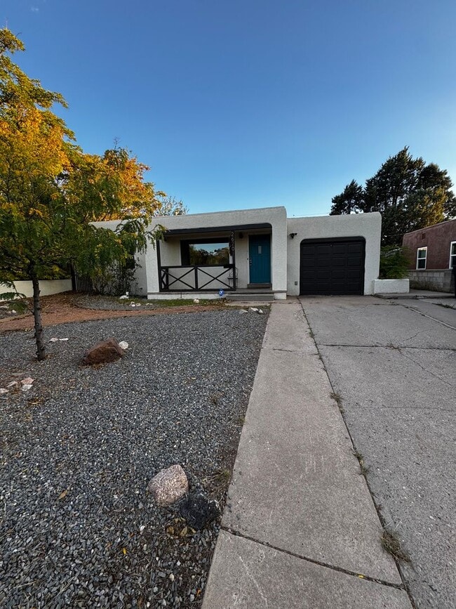 Building Photo - Beautiful renovated home near UNM.