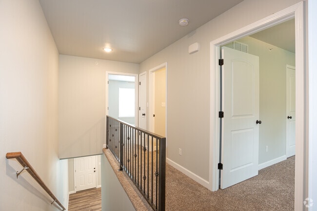 2BR, 1,5BA - 1300 SF