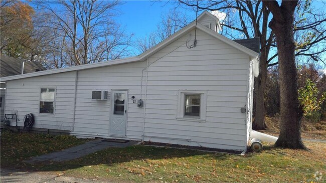 Building Photo - 11 Reynolds Ln Rental