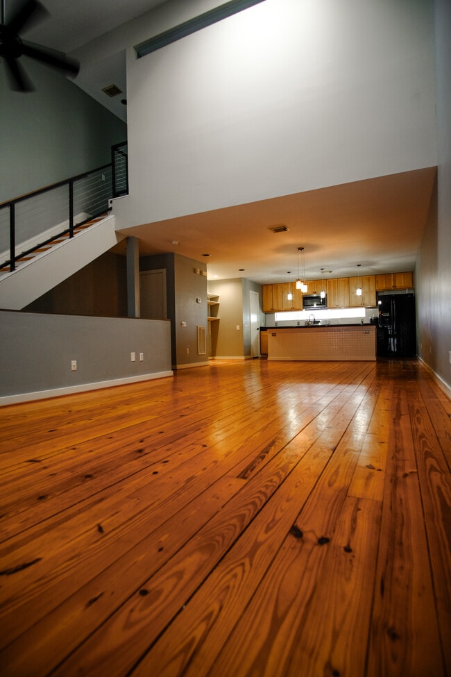 Hardwood floors! - 918 Ruthven St Rental