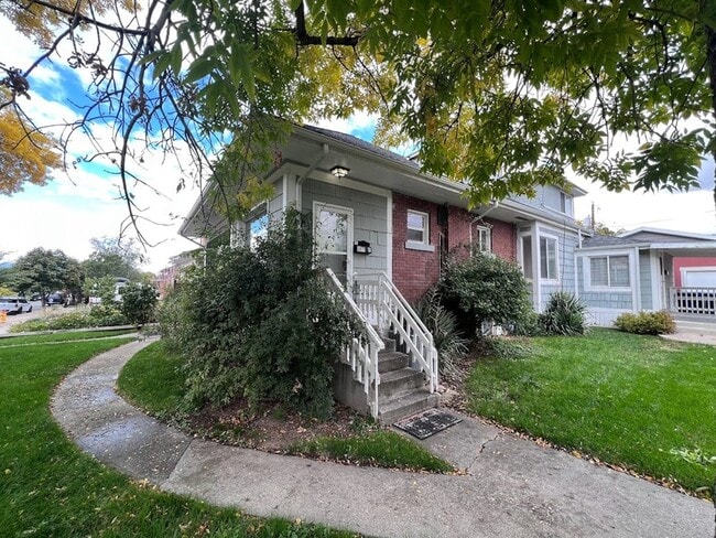 Building Photo - 867 Browning Ave Unit 2