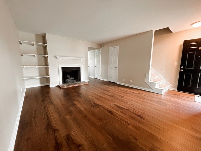 Sala de estar con estantes empotrados y chimenea. - 5750 Brentwood Trace Casa Adosada