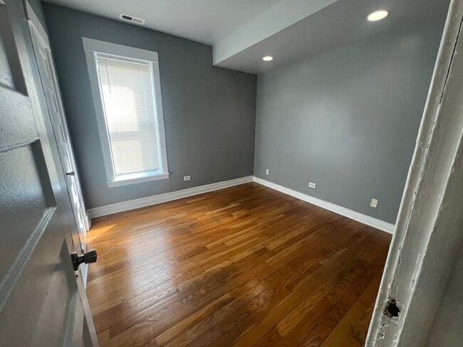 Photo - 734 E 95th St Unidad 3E