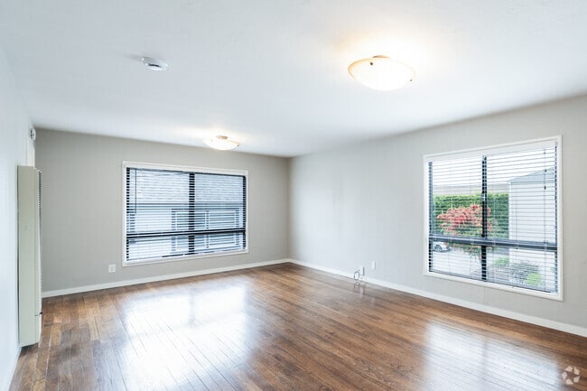 1BD, 1BA - 700SF - Living/Dining Room - 1607 Santa Clara Ave