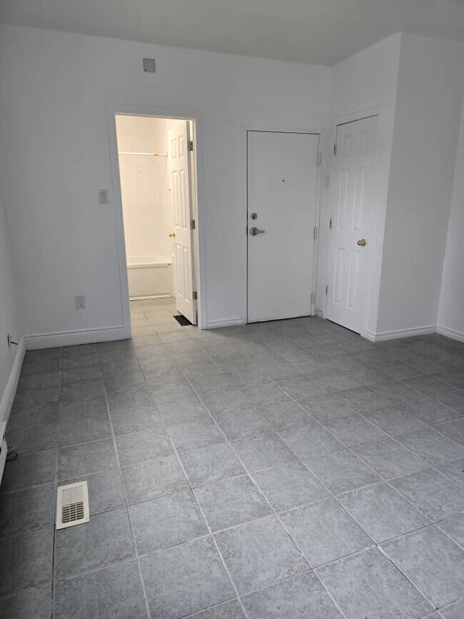 Photo - 502 Somerset St W Unit 1