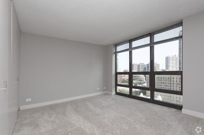 Photo - 2555 N Clark St