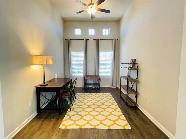 Photo - 2103 Dumfries Dr