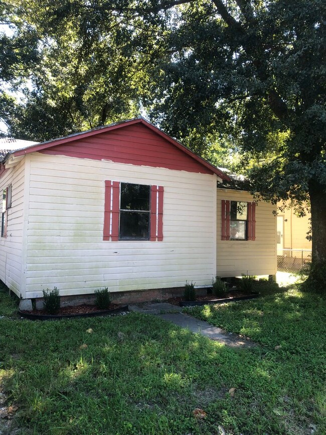 Spacious 3 bedroom home in Lafayette! - Spacious 3 bedroom home in Lafayette!