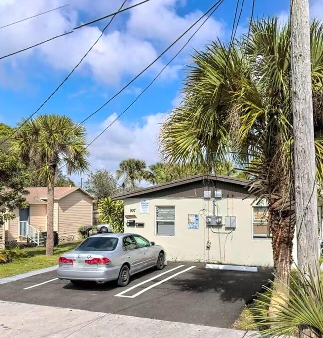 Building Photo - 907 5th St Unit 1