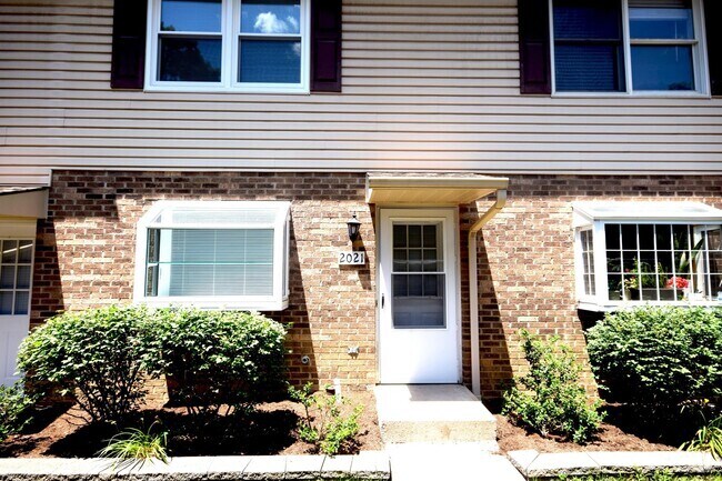 Building Photo - Newly Remodeled 2-Bedroom Townhome on Mary...