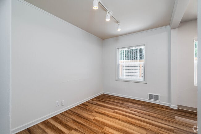 3BR, 1BA - 950SF - Dining Room - Lake Washington Apartments