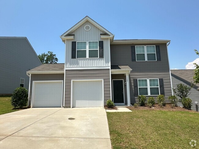 Building Photo - Spacious Home