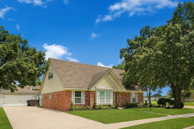 Photo - 539 Belwin Dr