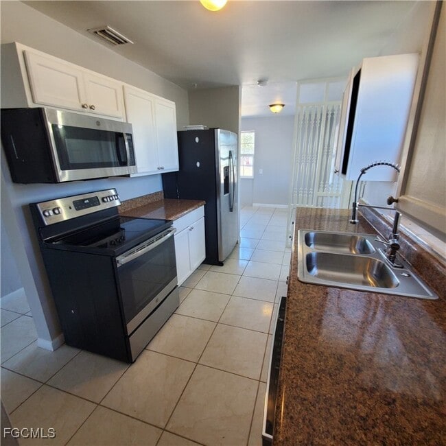 Building Photo - 22025 Beverly Ave