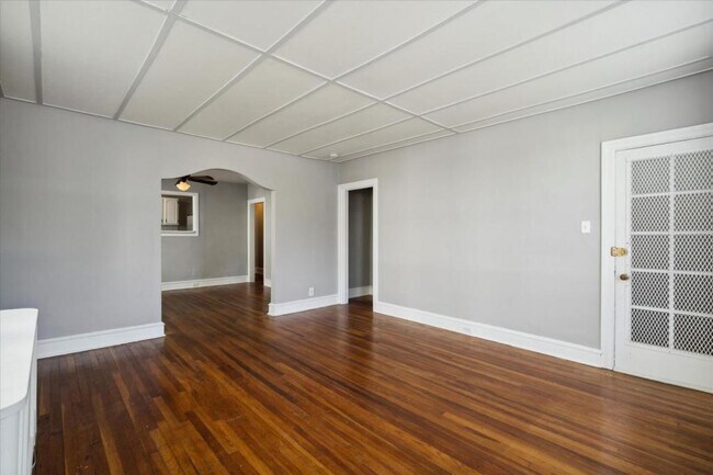 Photo - 7005-07 McCallum St