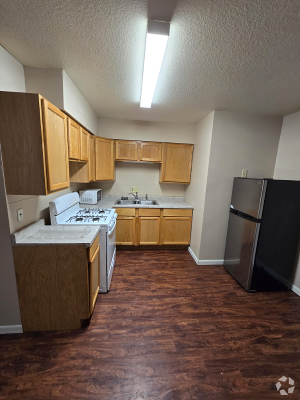 Building Photo - 106 N Oak St Unit 1 Rental