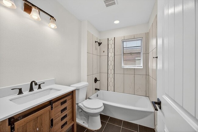 Photo - 108 Dupont Cir