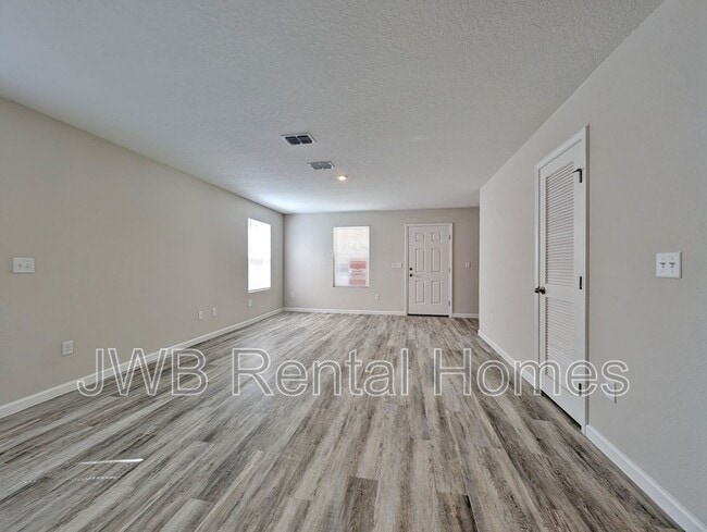 Photo - 835 Oakley St