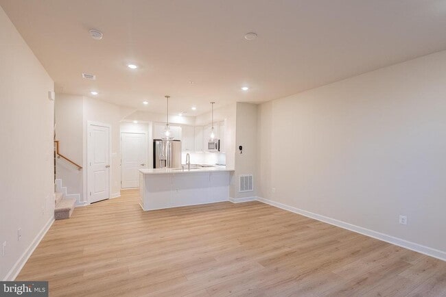 Photo - 21835 Express Ter