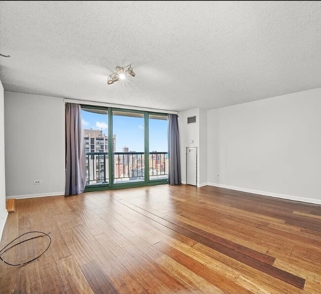 Building Photo - 111 W Maple St Unit #3207