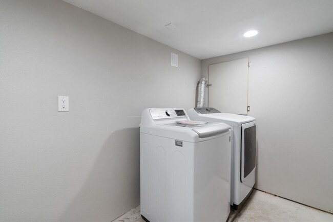 Photo - Updated ADU in Dekum Triangle/ 2/1