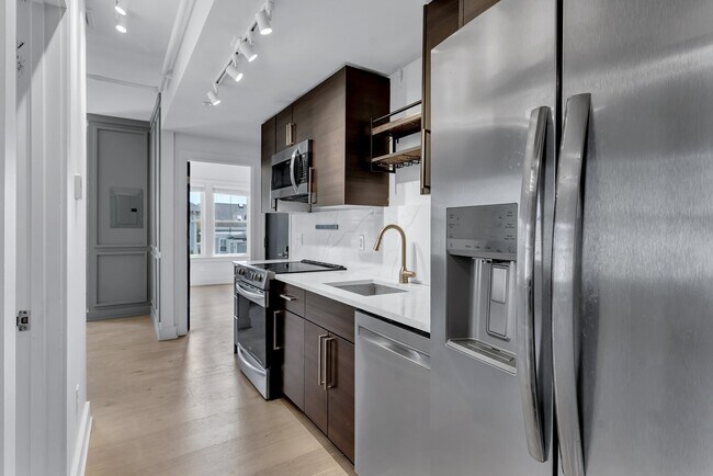 Photo - 182 Waterman St Unidad 2D