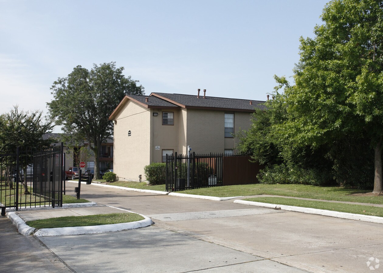 Twin Oaks - Twin Oaks Apartments