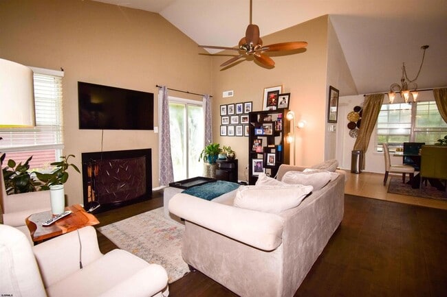 Photo - 712 Eagle Point Ct