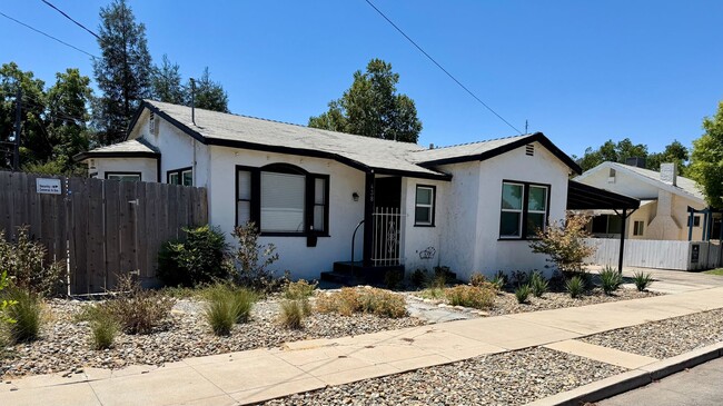 Building Photo - Darling 2 bedroom 1 bath with bonus room