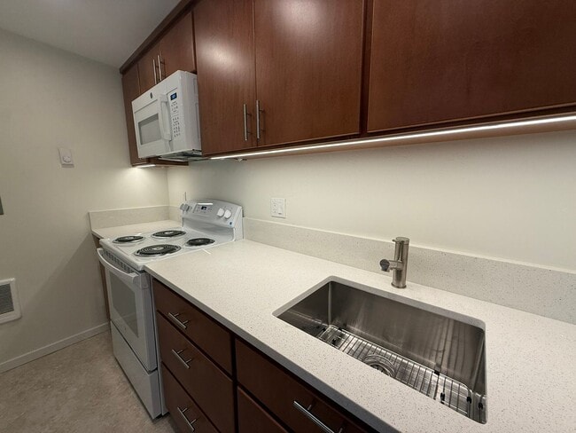 Building Photo - 2950 Willamette St Unit 3