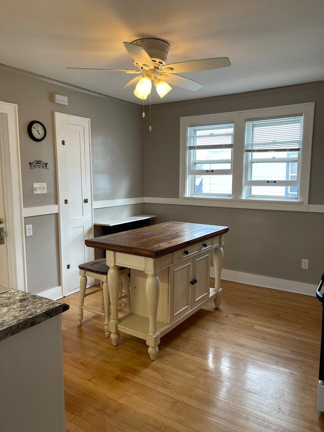 Building Photo - 3028 S 47th St Unit 3028 A. S. 47th St. Upper Rental