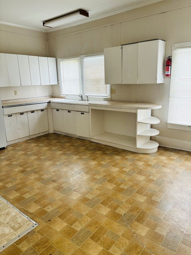 Photo - 208 Surrey St