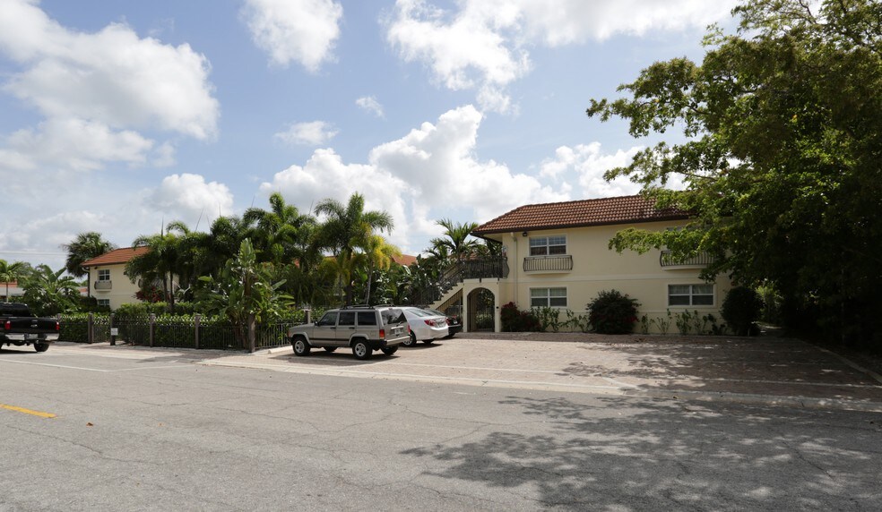 Schooner Apartments - Schooner Apartments