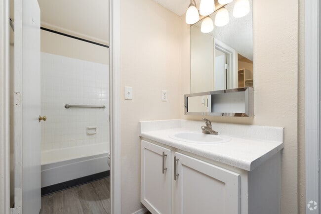 2BR, 2BA - 916SF - Primary Bathroom