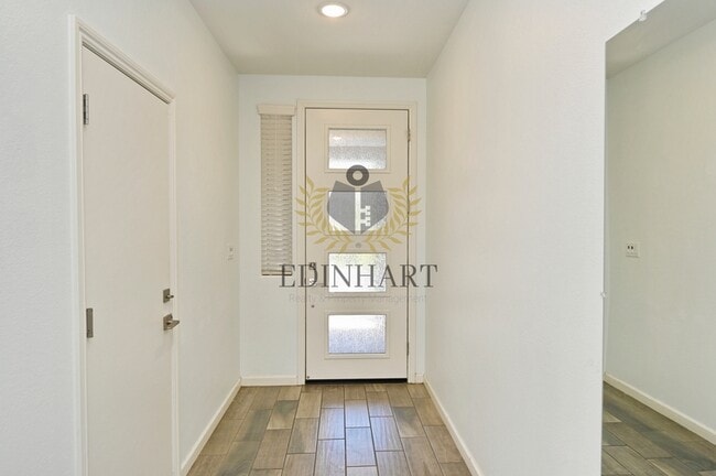 Photo - 1973 Oak Ln