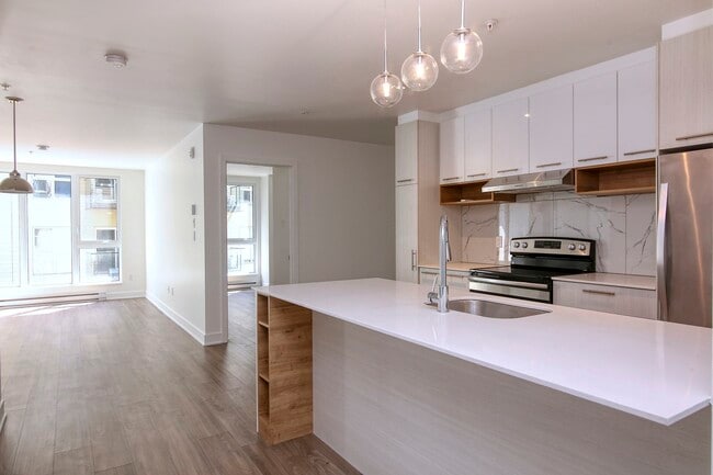 Building Photo - 9675 Av. Papineau Unit 325