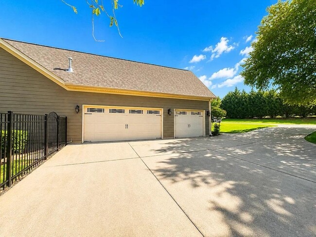 Photo - 128 Fox Farm Way