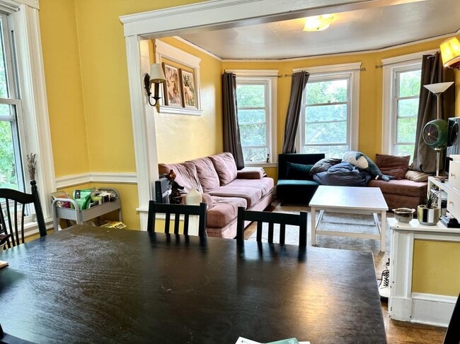 3 bedroom in Somerville MA 02141 - 3 bedroom in Somerville MA 02141 House