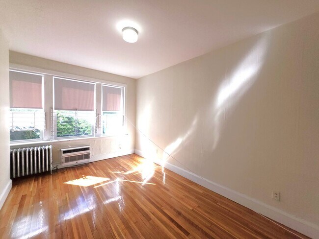 Building Photo - No Brokers Fee, No Security Deposit,  Heat, Hot Water Included, Elevator, Laundry, Parking for Rent