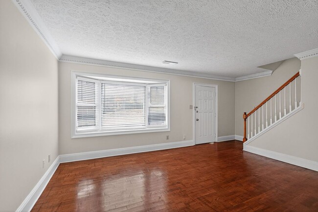 Photo - 898 Chippendale Ln