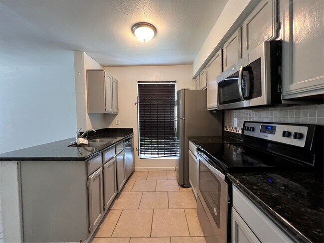 Photo - 3900 Woodchase Dr Unit False