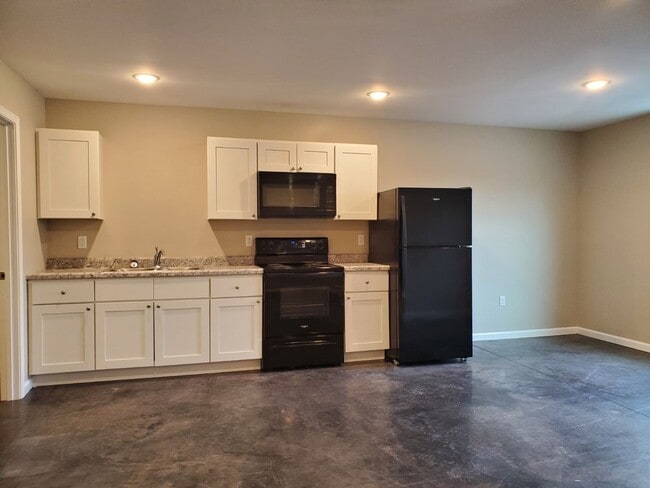 Building Photo - 3-bedroom Duplex