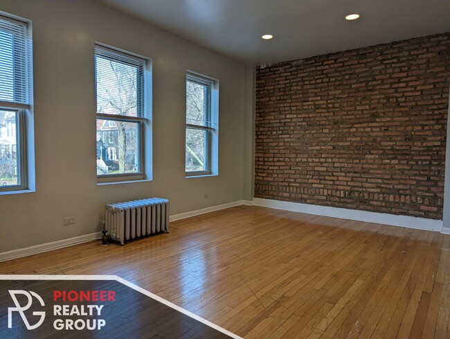 Building Photo - 4237 N Paulina St Unit 4225-2W Rental