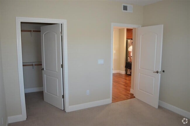 Building Photo - Ultra High End Apartment Unit 211