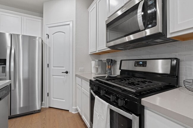 Photo - 6113 Dumfries Ln
