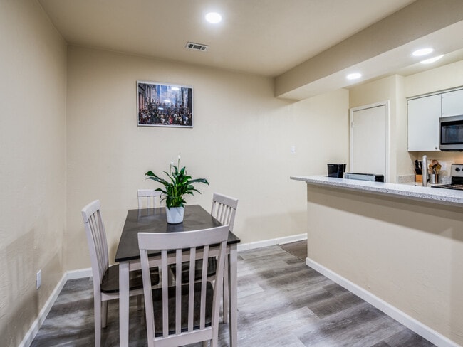 Photo - 6011 Milton St