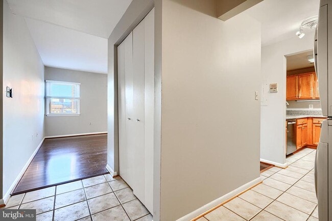 Building Photo - 123 W Barre St Unit 403