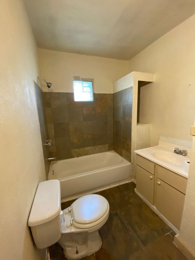 Photo - 1909/1911 SOUTH H STREET Unidad 1911