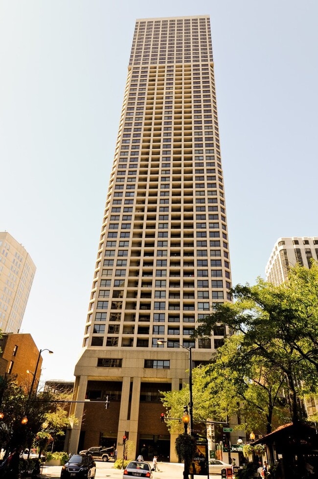 Building Photo - 1030 N State St Unit 10M